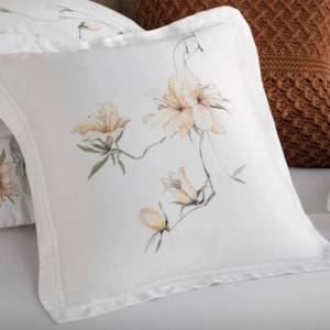 Almofada 100% Algodão Bambu 300 Fios Bordado Azalea Trussardi - 45x45cm