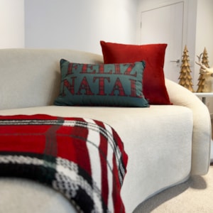 Almofada Decorativa de Natal em Veludo Lisa Bordô 50x50cm