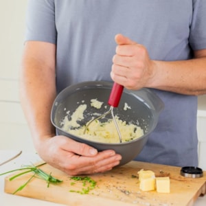Amassador de Batatas em Inox Vermelho KitchenAid - 28cm