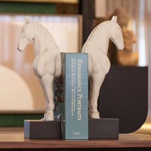 Aparador de Livros Cavalo em Resina 27x13x10cm Branco