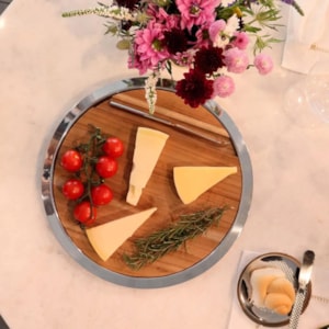 Bandeja de Inox e Madeira Redonda Atri com Faca Formaggio Riva - 33cm