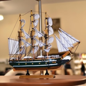 Barco Carevela Decorativo de Madeira Verde e Marrom - 32cm 
