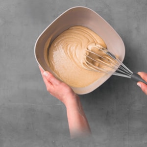 Batedor Manual Fouet em Inox com Cabo Silicone Cinza Moldê Tramontina - 30cm