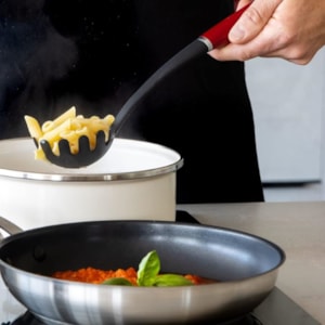 Concha Pegador de Massa em Nylon Preto e Vermelho KitchenAid - 33cm
