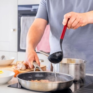 Concha Terrina em Nylon Preto e Vermelho KitchenAid - 31cm