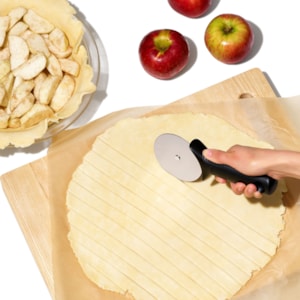 Cortador de Pizza em Inox Preto Profissional Oxo - 26cm