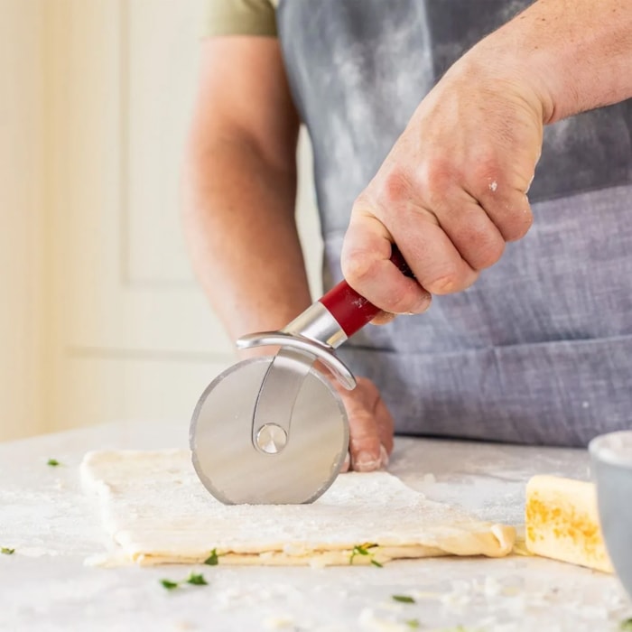 Cortador de Pizza em Inox Vermelho Profissional KitchenAid - 24cm - Madel Home