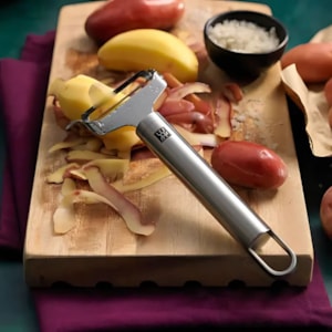 Descascador Peeler de Frutas e Legumes em Inox Cinza Zwilling Pro