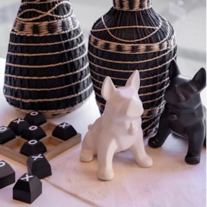 Escultura de Cerâmica Buldogue Branco Fosco - 21cm