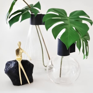 Escultura de Metal e Pedra Obsidiana Harmony Preta e Dourada - 19cm