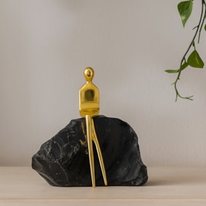 Escultura de Metal e Pedra Obsidiana Thinking Preta e Dourada - 16cm