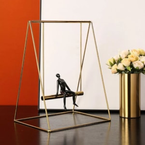 Escultura de Metal e Resina Balanço Dourado e Preto - 30cm