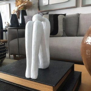 Escultura de Polirresina Figura Pensativa Off White - 20cm