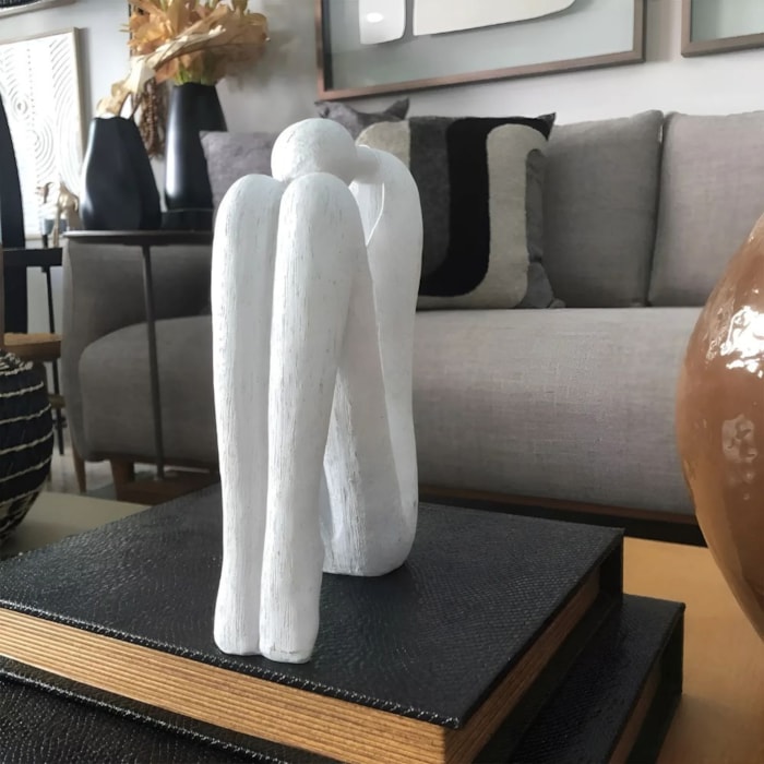 Escultura de Polirresina Figura Pensativa Off White - 20cm - Madel Home