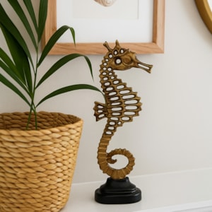 Escultura de Resina Cavalo Marinho Dourado e Preto - 32cm