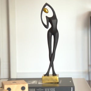 Escultura de Resina Contemporânea Feminina Preta e Dourada - 40cm
