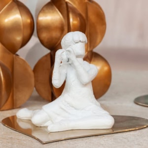 Escultura de Resina e Metal Brincando com Coração - 24cm