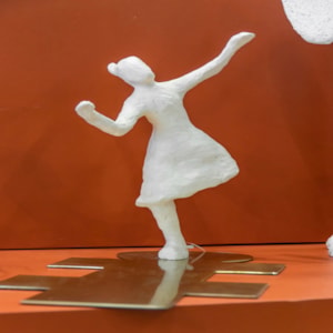 Escultura de Resina e Metal Brincando de Amarelinha - 28cm