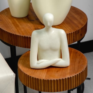 Escultura de Resina Figura em Pedra Observando Branco - 31cm