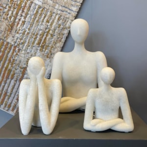 Escultura de Resina Figura em Pedra Pensativa Branca - 31cm
