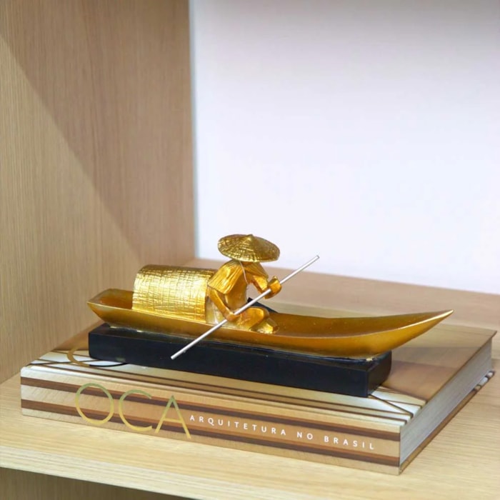Escultura de Resina Homem no Barco Preto e Dourado - 32cm - Madel Home