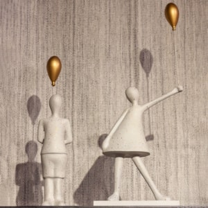 Escultura de Resina Menina Balão Flocado Dourado - 60cm