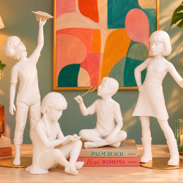 Escultura de Resina Menina Dorothy com Joaninha Branca - 32cm - Madel Home