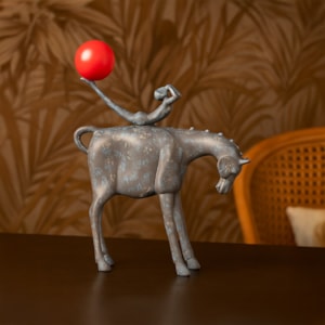 Escultura de Resina Menino Brincando no Cavalo Preto - 42cm