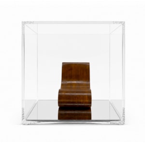 Escultura Decorativa Cadeira Fitta em Acrílico Petit Mobilier