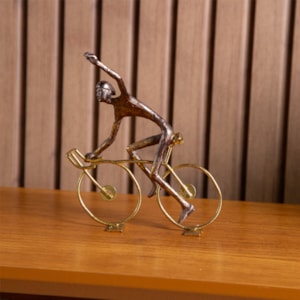 Escultura Decorativa de Resina e Metal Pedal Dourado - 18cm
