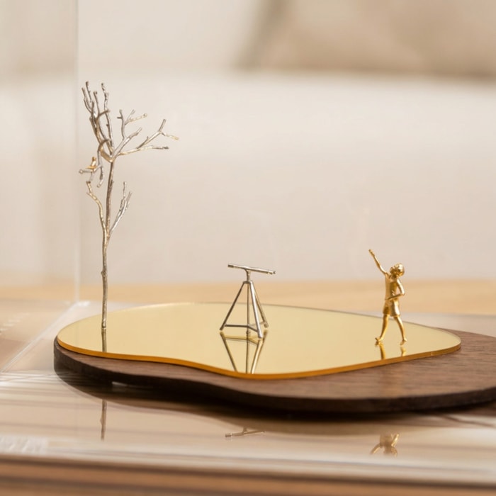 Escultura Decorativa Observador em Acrílico Banhado a Ouro Gabriel Dalzotto - Madel Home