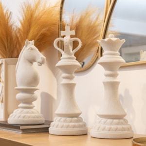 Escultura Xadrez Rei Rainha e Cavalo de Resina Branco - 20cm
