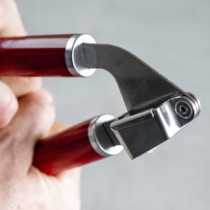 Espremedor de Alho em Inox Vermelho KitchenAid - 19cm