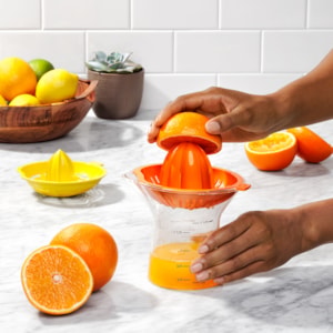 Espremedor de Laranja 2 em 1 em Plástico Transparente Oxo - 21cm