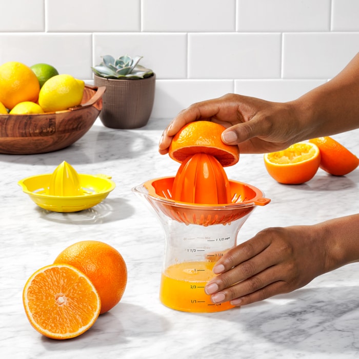 Espremedor de Laranja 2 em 1 em Plástico Transparente Oxo - 21cm - Madel Home