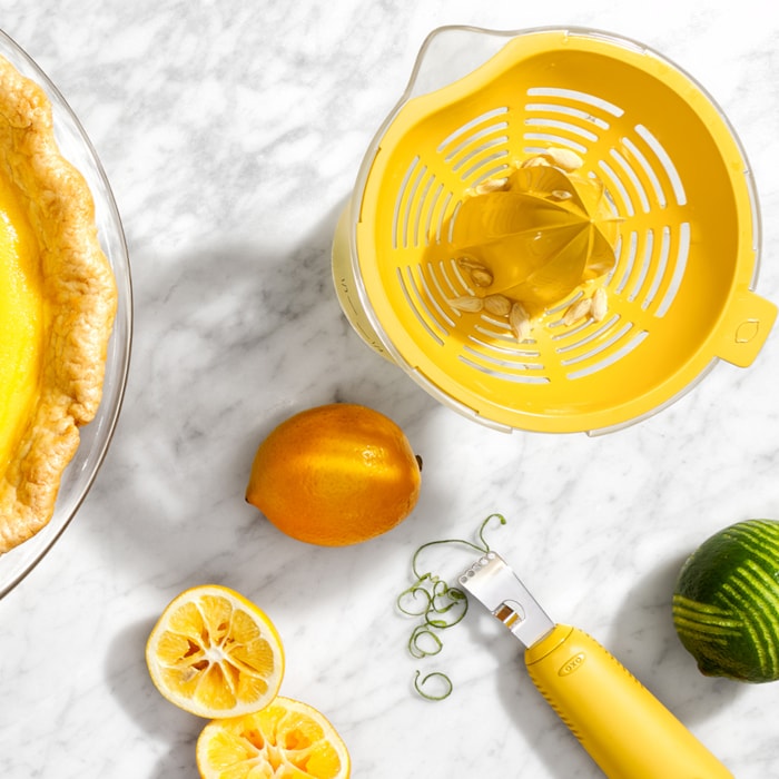 Espremedor de Laranja 2 em 1 em Plástico Transparente Oxo - 21cm - Madel Home