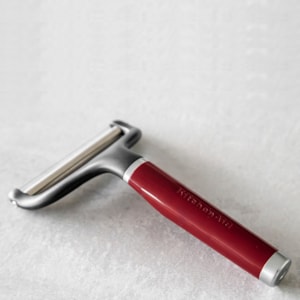 Fatiador de Queijo em Inox Vermelho KitchenAid - 21cm