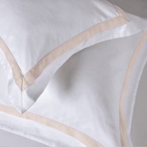 Fronha 100% Algodão Egípcio 300 Fios Branco/Rose Vercelli Trussardi - 50x70cm