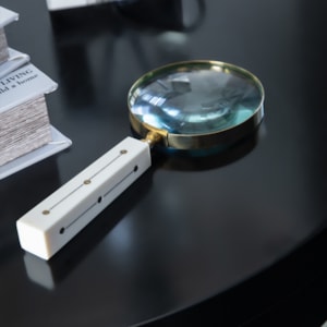 Lupa de Aumento Decorativa Metal Dourado Resina Branco