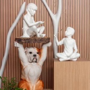 Mesa Lateral Bulldog Ingês em Resina Marrom - 35x52cm