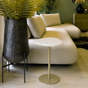 Mesa Lateral Orgânica Alva em Pedra Branca Ouro - 57x37cm