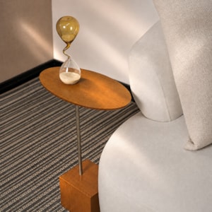 Mesa Lateral Orgânica Aula em Madeira Honey Clara e Champanhe - 58x34cm