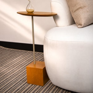 Mesa Lateral Orgânica Aula em Madeira Honey Clara e Champanhe - 60x44cm