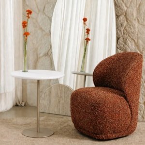 Mesa Lateral Orgânica Pétala em Pedra Branca Amêndoa - 57x50cm