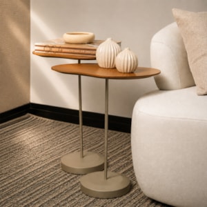 Mesa Lateral Orgânica Wave em Madeira Honey Clara e Champanhe - 58x45cm