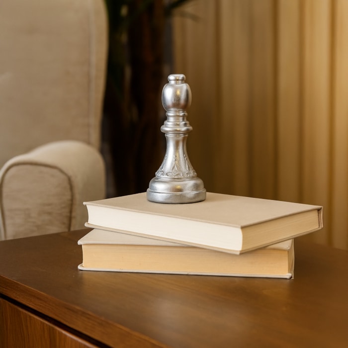 Peça Decorativa Pino Xadrez Bispo em Resina Prateada - 23cm - Madel Home