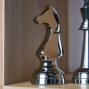 Peça Decorativa Pino Xadrez Cavalo em Alumínio - 20cm