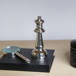 Peça Decorativa Pino Xadrez Rainha em Alumínio - 22cm