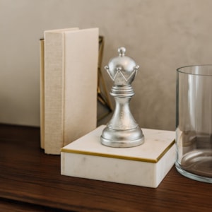 Peça Decorativa Pino Xadrez Rainha em Resina Prateada - 25cm 