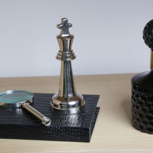 Peça Decorativa Pino Xadrez Rei em Alumínio - 24cm